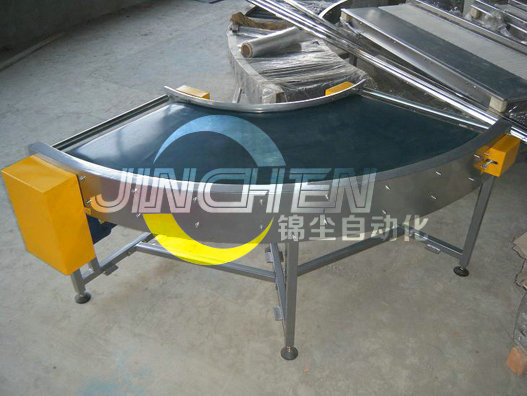 車間現(xiàn)場的轉(zhuǎn)彎皮帶輸送機(jī)