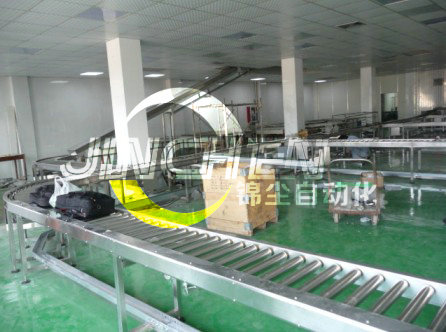 安裝現(xiàn)場的滾筒輸送機